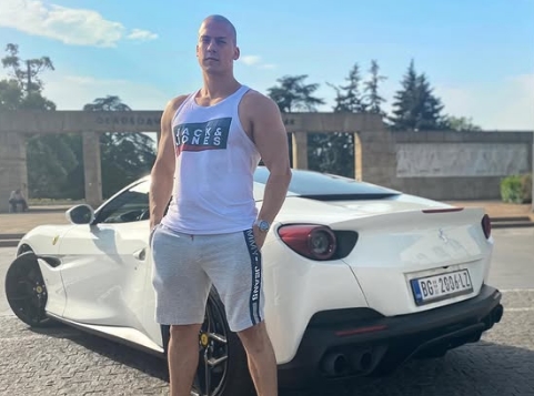 Бака Прасе го подарува својот автомобил од 400 илјади евра, а од добитникот бара само едно