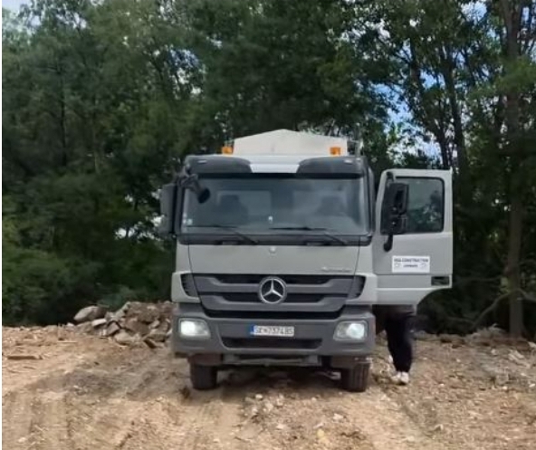Видео) Градоначалникот на Аеродром „жив го фати“ како истура шут на дива депонија – возачот на камионот му го дава телефонот да се слушне со газдата и бега