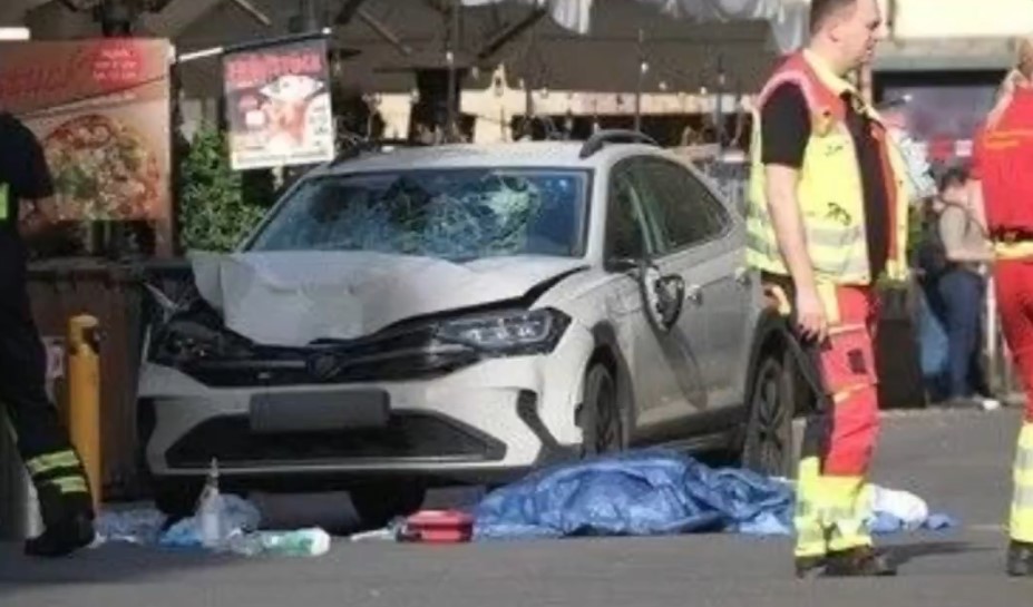 Автомобил се заби во толпа луѓе во Лајцпиг, неколку загинати (ВИДЕО)