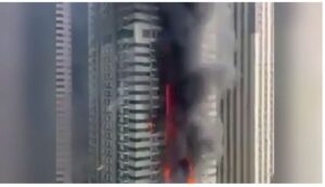 (ВИДЕО) Голем пожар во Дубаи, гори зграда во изградба