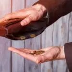 Богатите кратат викенд, сиромашните кратат вечера