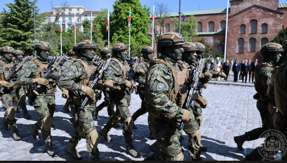 Бугарскиот патријарх со света вода ја попрска армијата на Бугарија, каде Ѓурѓовден е национален празник