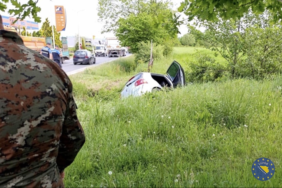 Припадници на АРМ во мисијата на ЕУФОР во БиХ спасиле две лица кои со возило излетале во канал