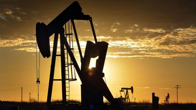 Нафтата сега е поевтина од кога било во последните две недели
