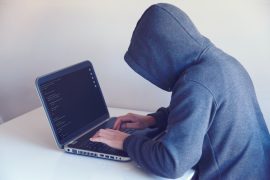 Огромни хакерски напади врз стотици училишта и универзитети низ САД за време на завршната недела