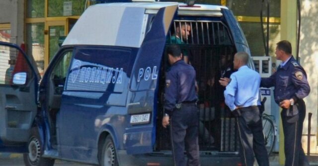 Фатени двајца Косовци на автопатот Гевгелија-Неготино поради криумчарење мигранти
