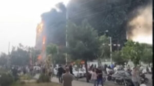 Најмалку осум лица загинаа во пожар во трговски центар во Техеран