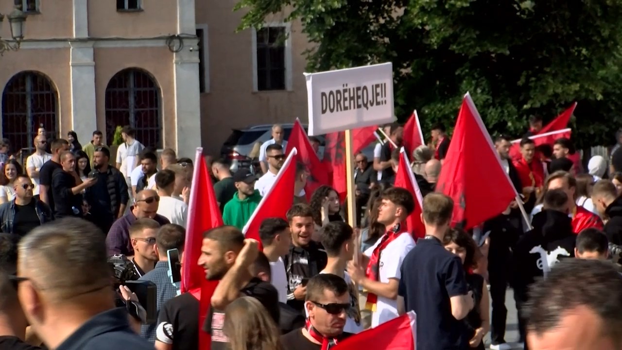 Реакции по протестот на албанските студенти за јазичното барање за правосудниот испит