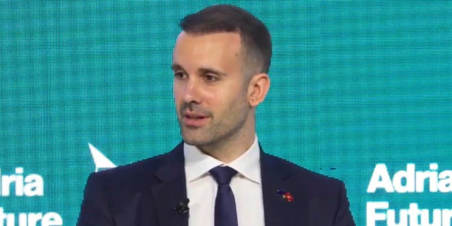 Опозицијата тврди дека црногорскиот премиер е геј, а владата за Денот на независноста го подарува – Рики Мартин