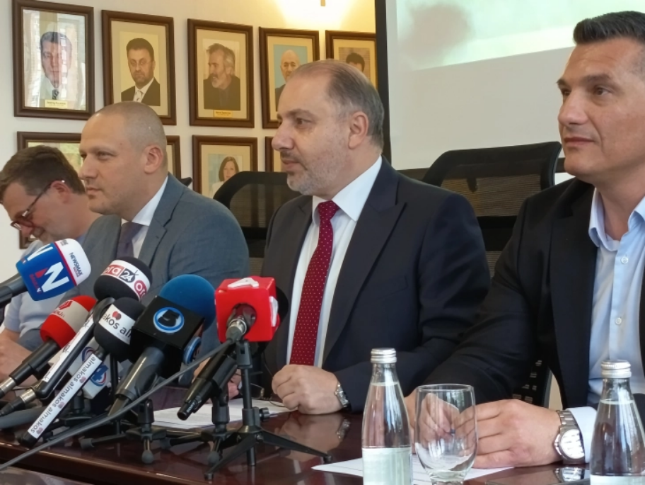 Царина спречи обид за нелегален пренос на половина милион евра на „Табановце“ – парите биле сокриени во минибус