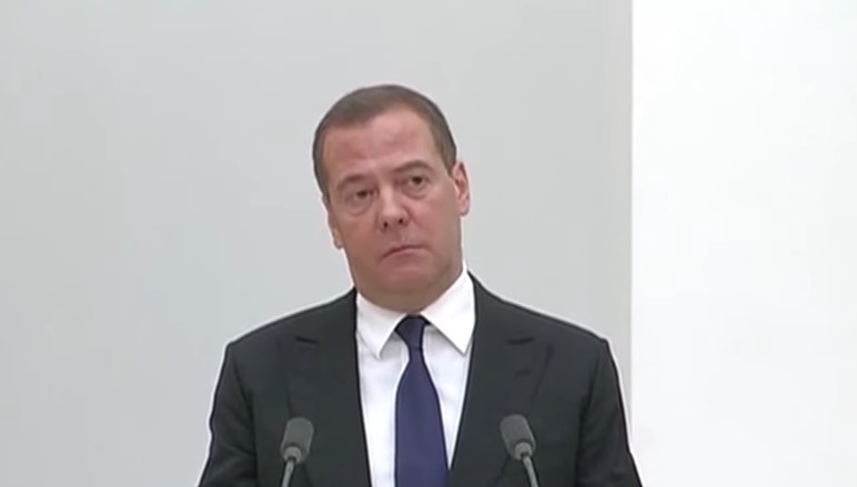 По инцидентот со дронот во Романија, Медведев ја предупреди ЕУ: Времето на мирен сон заврши