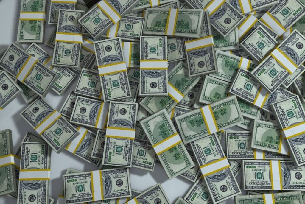 Доларот зајакна втора недела по ред поради високата инфлација во САД