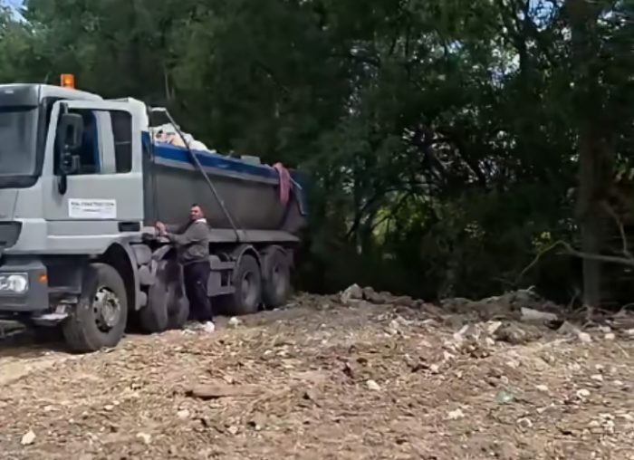 (видео) ОПШТИНА АЕРОДРОМ: Казна од 20.000 евра за несовесно истурање отпад од газда кој вчера беше фатен со камион полн со шут