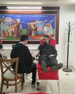 Свештеници и верници даруваа крв – собрани 60 крвни едници во Повардарската епархија