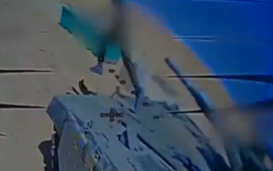 Хезболах објави видео: Дрон погоди израелски тенк, војник се обиде да избега