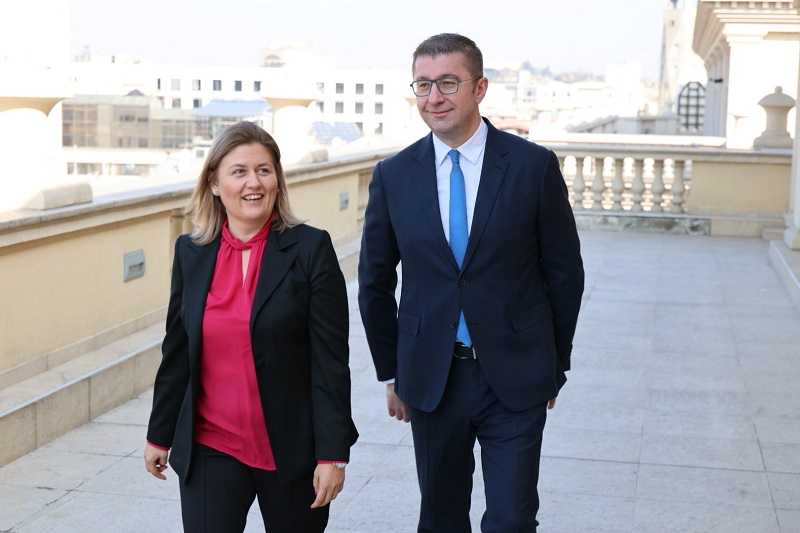 Лицемерно е во владата да има бугарски државјани, а не може малцинства во Уставот, вели Филипче