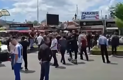 ВИДЕО: Со жив штит се спречува затворањето на нелегалниот пешачки премин кај Бит-пазар
