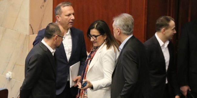 АКО ЕКОНОМИЈАТА Е ТОЛКУ СИЛНА, ЗОШТО СЕ ЗАДОЛЖУВАТЕ СО НОВИ 260 МИЛИОНИ ЕВРА, ПРАША БИТИЌИ ОД СДСМ, МИНИСТЕРКАТА ЗА ФИНАНСИИ НЕ ДОЈДЕ ВО СОБРАНИЕТО