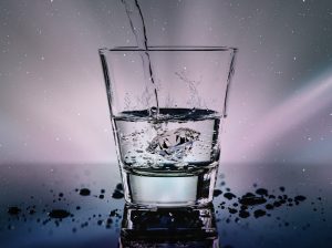 Колку вода треба да пиете дневно и по која шема?