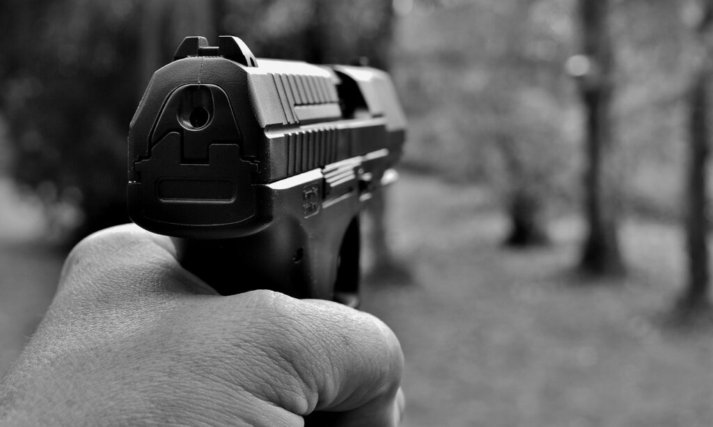 16-годишник од кочанско се заканувал со пиштол на 18-годишник по претходна расправија