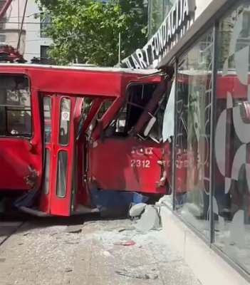 Видео: 15 повредени меѓу нив и две деца -Трамвај излета од шини во Белград и удри во објект