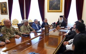 Кипарската црква купи и подари 15 автобуси за кипарската армија