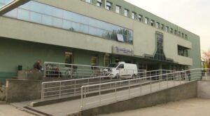 Бремена малолетничка е примена во болница со породилни болки, полицијата ја приведе нејзината мајка