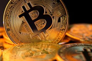 Биткоинот падна под 77.000 долари поради растот на нафтата и приносите на американските обврзници