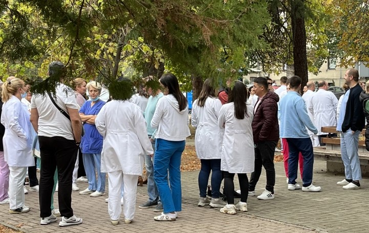 КОЈ ЌЕ ГО ЛЕКУВА БОЛНОТО ЗДРАВСТВО? Болниците им должат милиони на лекарите, додека елитни хирурзи земаат плата за „седење дома“