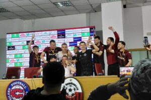 Фешта на прес-конференцијата: Васоски зборуваше, фудбалерите влетаа…