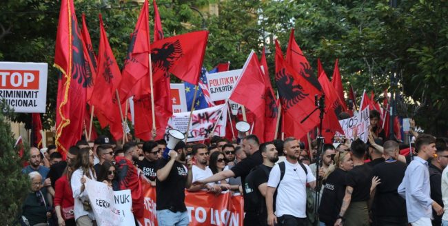 СТУДЕНТИТЕ АЛБАНЦИ НАЈАВИЈА НОВИ ПРОТЕСТИ АКО НЕ ИМ БИДЕ ПРИФАТЕНО БАРАЊЕТО ЗА ПОЛАГАЊЕ НА ПРАВОСУДНИОТ ИСПИТ НА АЛБАНСКИ