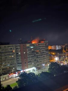 ВИДЕО: Дрон погоди зграда во Романија, повредени жена и дете
