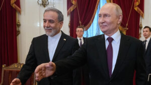 И покрај американските закани, Путин продолжува да му помага на Иран
