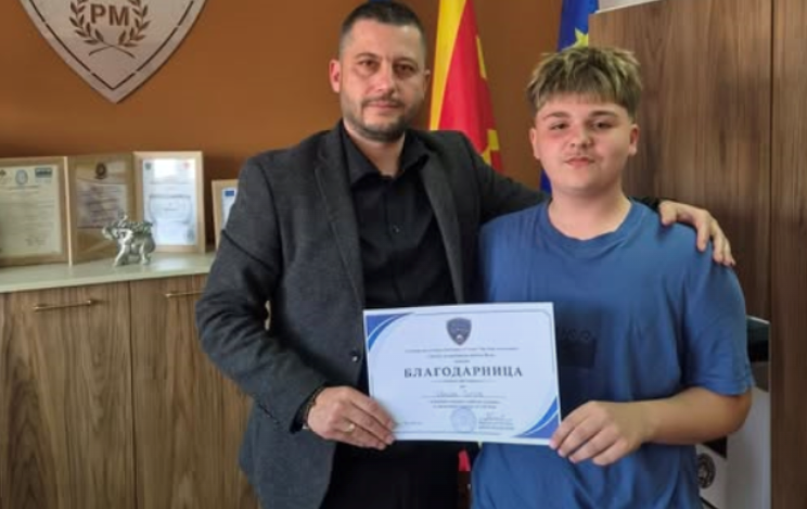 Младиот херој од Велес награден по повод Денот на македонската полиција