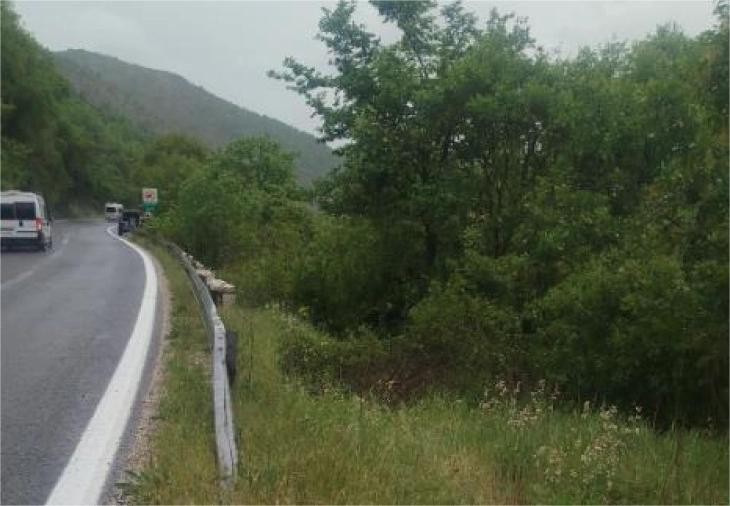 Возило излетало од автопатот Скопје–Велес,  полицијата извлече шест лица