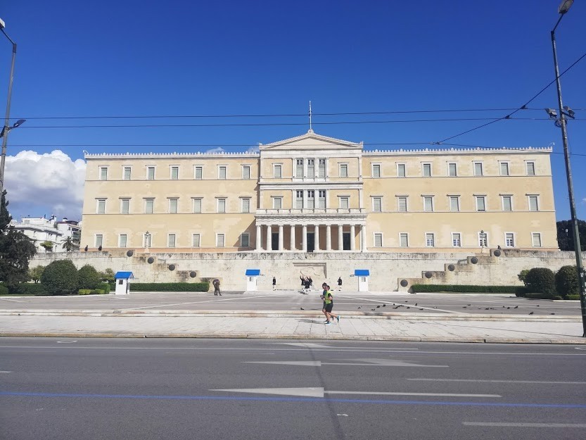 „Половина од Грците не планираат да одат на одмор годинава“: истражување на грчкиот Институт открива 'тренд на штедење'