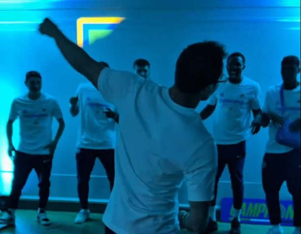 Хакан ги има потезите на Мајкл Џексон