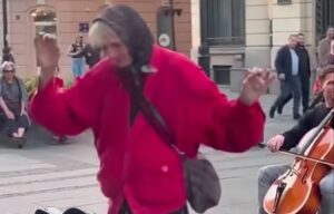 (ВИДЕО) Белград- Југословенската актерка Весна Пеќанац, која доживеа тешка судбина, снимена по долго време: Танцувала на улица