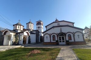 Крадец се заглави на оградата од црквата во Кочани, мораше да интервенираат полицијата, пожарникари и итната помош