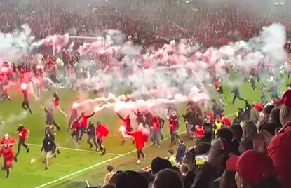 (Видео) Наместо да ја слават ттиулата, навивачиѕе на Славија решија да го прекинат дербито со Спарта