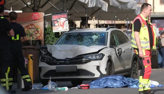 НАЈМАЛКУ ДВАЈЦА ЗАГИНАТИ ОТКАКО АВТОМОБИЛ УДРИ ВО ПЕШАЦИ ВО ЦЕНТАРОТ НА ЛАЈПЦИГ