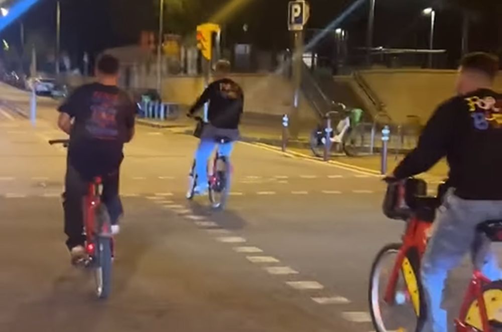 Тројца играчи на Барса со велосипеди се возеа по освојувањето на титиулата! (ВИДЕО)