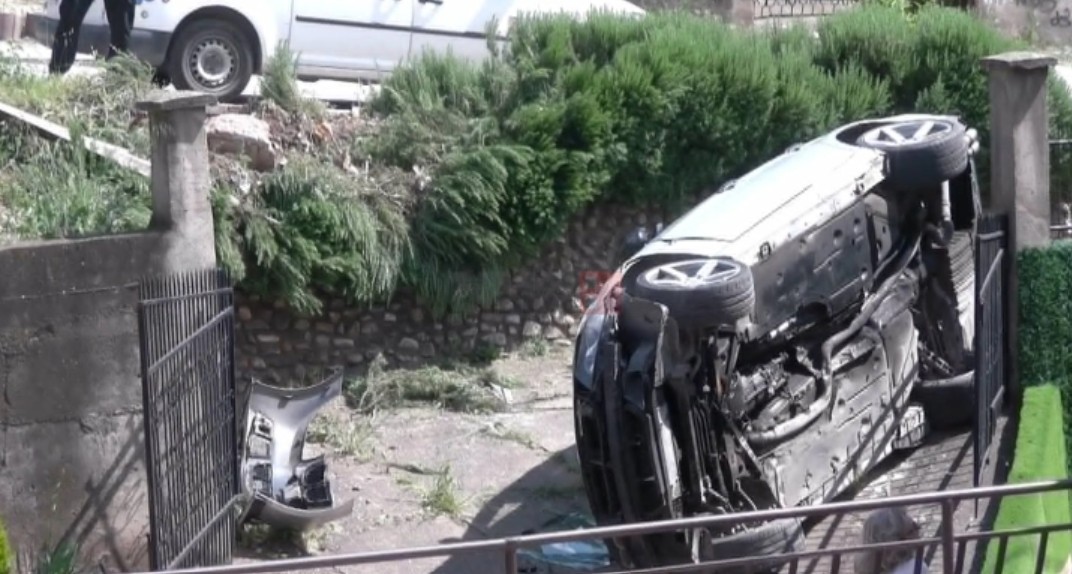 Автомобил заврши во двор од куќа во Штип – возилтото излетало од улицата „Панче Караѓозов“ и се превртело