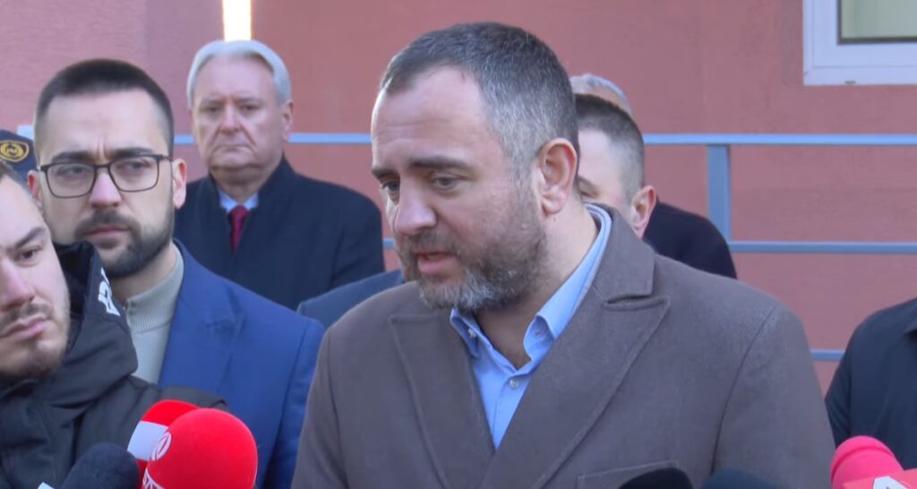 Полициските службеници не смеат да ги препраќаат граѓаните! Тошковски повикува да се пријават случаите на одбивање на документи