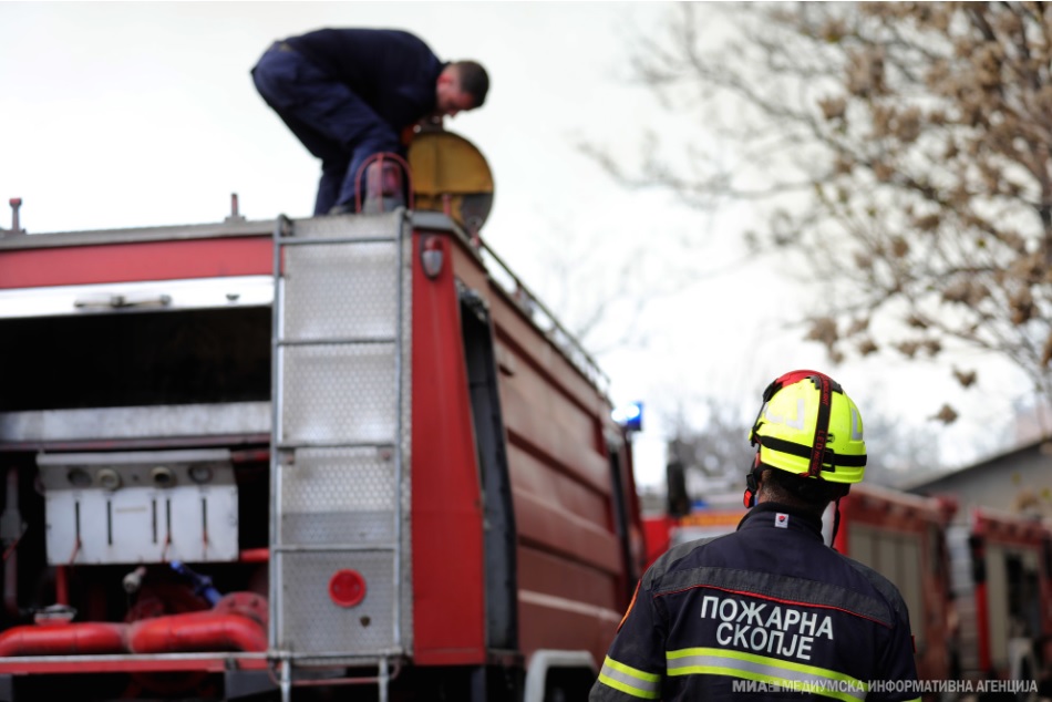 Тринаесетгодишно момче е повредено во пожар што избувна во стан во скопски Центар