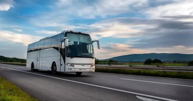 НА ВРАЌАЊЕ ОД ЕКСКУРЗИЈА 4 ПАТИ СЕ РАСИПУВАЛ АВТОБУС СО УЧЕНИЦИ ОД СКОПСКАТА ГИМНАЗИЈА „ОРЦЕ НИКОЛОВ“, СРЕДНОШКОЛЦИТЕ ОБВИНЕТИ ДЕКА КРЕВАЛЕ ПАНИКА БЕСПОТРЕБНО