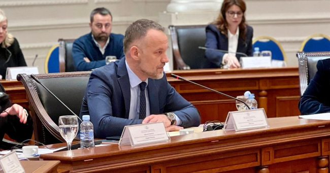 ВИЦЕПРЕМИЕРОТ АРБЕН ФЕТАИ НЕ СЕ ПОЈАВИ НИТУ НА ПРАТЕНИЧКИ ПРАШАЊА, ОПОЗИЦИЈАТА ПРАШУВА КОЈ МУ ГИ ПЛАЌА ЕГЗОТИЧНИТЕ ПАТУВАЊА ДОДЕКА НЕ ДОАЃА НА РАБОТА