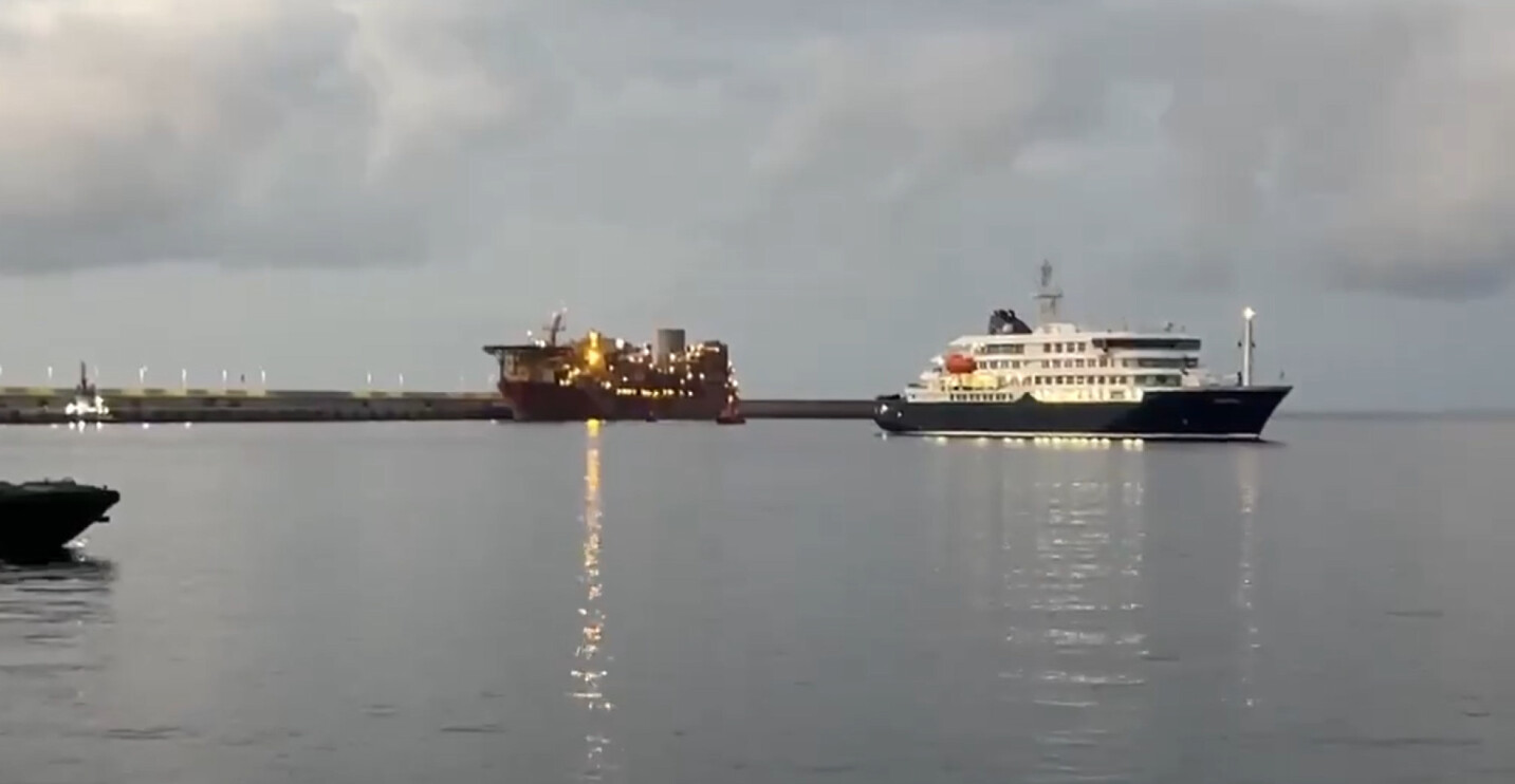 (Видео) Крузерот со заразените од хантавирус пристигна на Тенерифе: Запечатени автобуси ги превезуваат патниците до аеродромот
