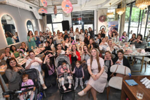 dm и „Мама круг“ приредија Make-up & Glow Brunch – топло женско претпладне со кафе, нега и разговори