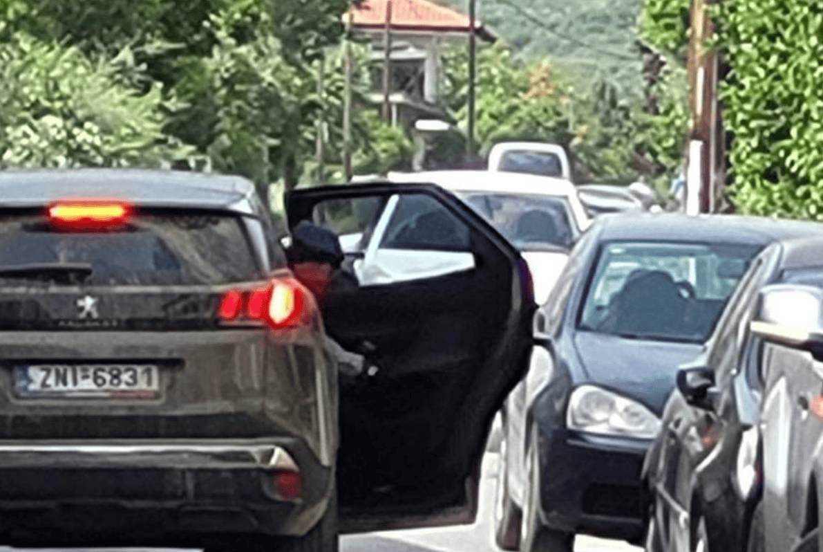АМАТЕРСКИТЕ ГРЕШКИ НА ОГРАБУВАЧИТЕ на банка во грчкото градче Титореа, доведоа до нивно експресно апсење
